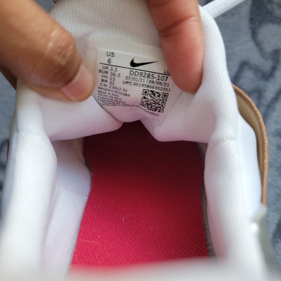 White Nike // Size 6 // - Picture 3 of 4